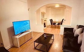 Cute Spacious 2 Bedroom House, Sleeps 8, Free Street Parking, Easy Access Lock Box Entry, 2 Minute Drive From City Centre