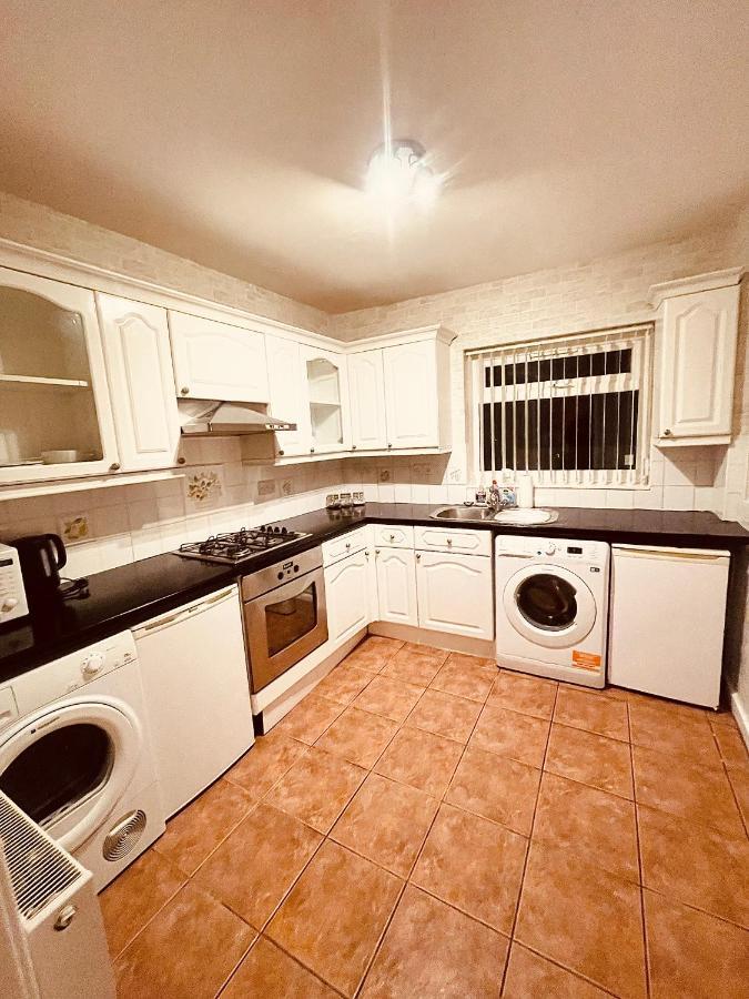 Cute Spacious 2 Bedroom House, Sleeps 8, Free Street Parking, Easy Access Lock Box Entry, 2 Minute Drive From City Centre Liverpool Exterior photo