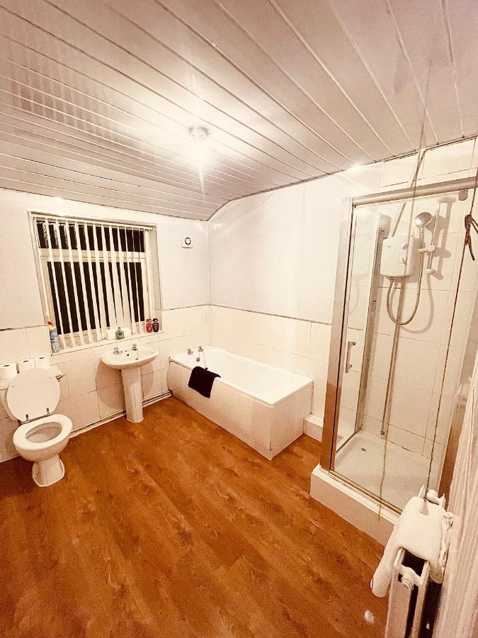 Cute Spacious 2 Bedroom House, Sleeps 8, Free Street Parking, Easy Access Lock Box Entry, 2 Minute Drive From City Centre Liverpool Exterior photo