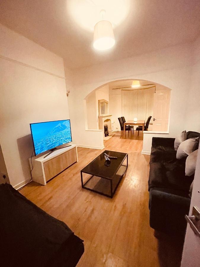 Cute Spacious 2 Bedroom House, Sleeps 8, Free Street Parking, Easy Access Lock Box Entry, 2 Minute Drive From City Centre Liverpool Exterior photo