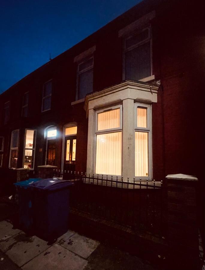 Cute Spacious 2 Bedroom House, Sleeps 8, Free Street Parking, Easy Access Lock Box Entry, 2 Minute Drive From City Centre Liverpool Exterior photo