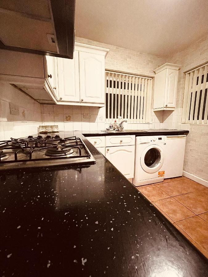 Cute Spacious 2 Bedroom House, Sleeps 8, Free Street Parking, Easy Access Lock Box Entry, 2 Minute Drive From City Centre Liverpool Exterior photo